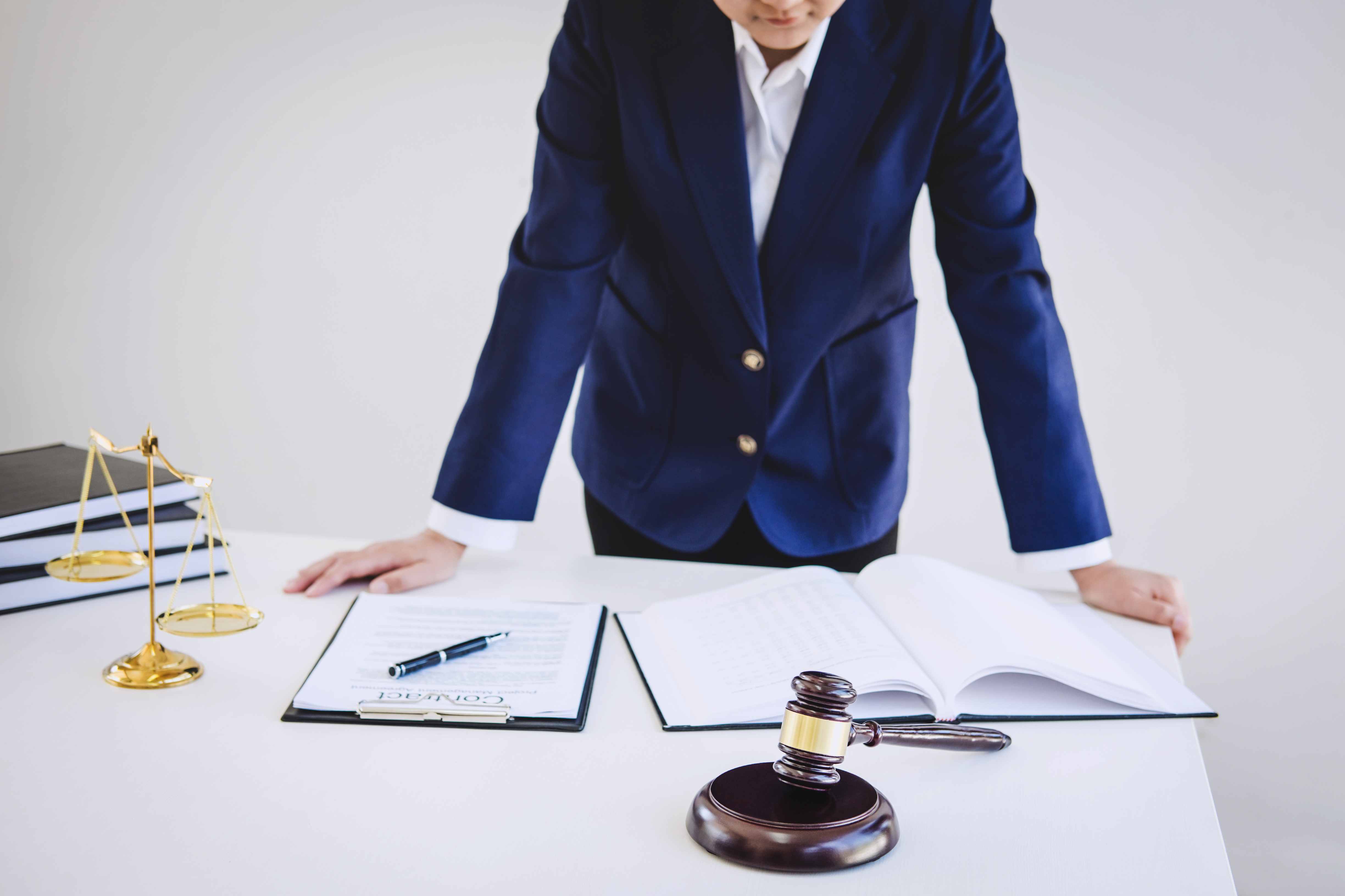 Влияние на адвокатов, нотариусов и других профессионалов